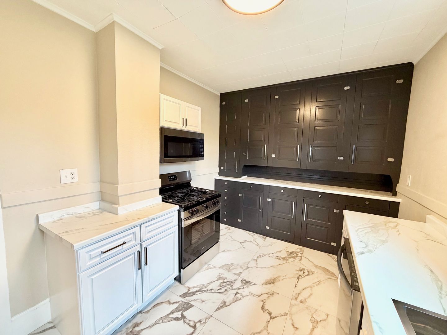 Jamestown House: 148 Maple St.