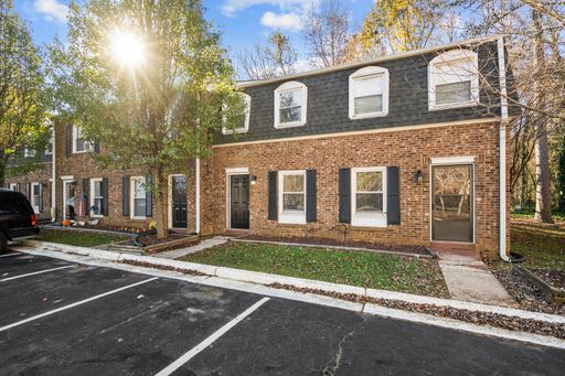 Charming 2 Bedroom townhome near downtown Mebane and Tanger Outlets - Pet Friendly!