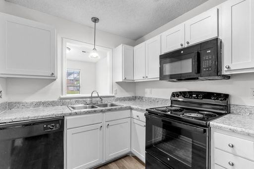 Spacious 2 Bedroom 2 Bath, Updated Kitchen, Pet Friendly! – photo 1