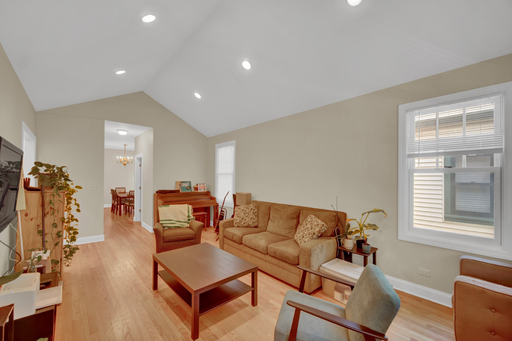 3 Bedroom Northwestern House – photo 1