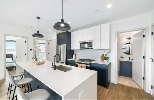 Bright & Spacious 4-Bedroom Penthouse in Lincoln Park with Private Balcony, In-Unit Laundry & Rooftop Deck – photo 1