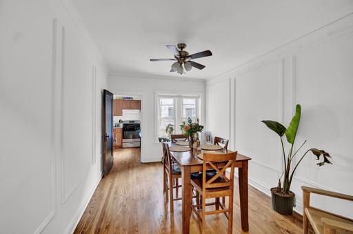 Pet-Friendly 3-Bedroom 2-Bath Evanston Apartment with Hardwood Floors, Shared Laundry, Near Parks & Shops – photo 1