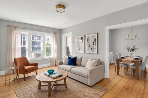 Pet-Friendly 1-Bedroom Apartment with Garage Parking Near Parks & Transit in Evanston – photo 1