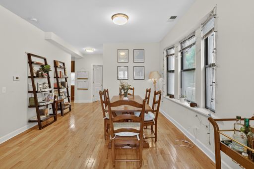 Spacious 5-Bedroom Pet-Friendly Apartment with Central Air & In-Unit Laundry Near Shops – photo 1