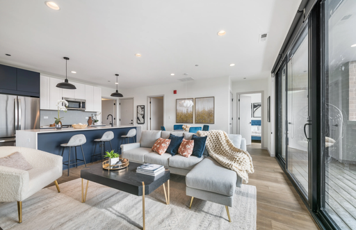 Bright & Spacious Penthouse 4-Bed, 3-Bath Lincoln Park Apartment with In-Unit Laundry & Pet-Friendly Amenities – photo 1
