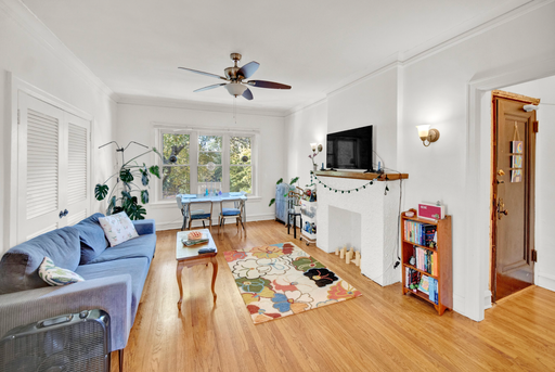 Pet-Friendly 2-Bedroom 1-Bath Evanston Apartment with Hardwood Floors, Fireplace, Shared Laundry, Near Parks & Shops – photo 1