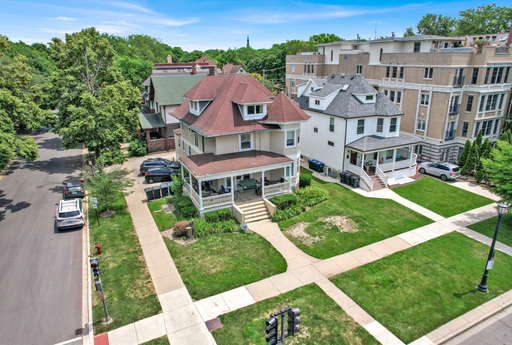11 Bedroom Northwestern House – photo 1
