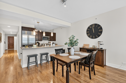 Luxury 2-Bedroom 2-Bath Apartment with Fireplace, Private Balcony, In-Unit Laundry, Heated Indoor Parking & Pet Friendly in Evanston – photo 1