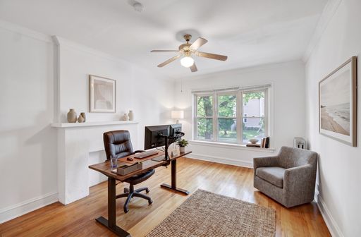 Pet-Friendly 2-Bedroom Apartment Near Northwestern University with Shared Laundry in Evanston – photo 1
