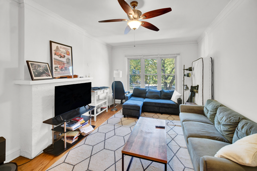 Pet-Friendly 3-Bedroom 2-Bath Evanston Apartment with Hardwood Floors, Shared Laundry, Near Parks & Shops – photo 1