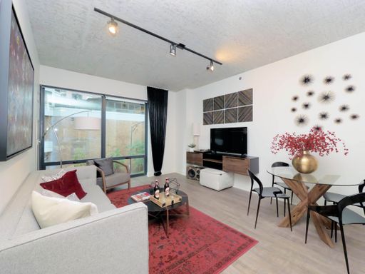Fifth-Floor 1BR with In-Unit Laundry in Streeterville – photo 1