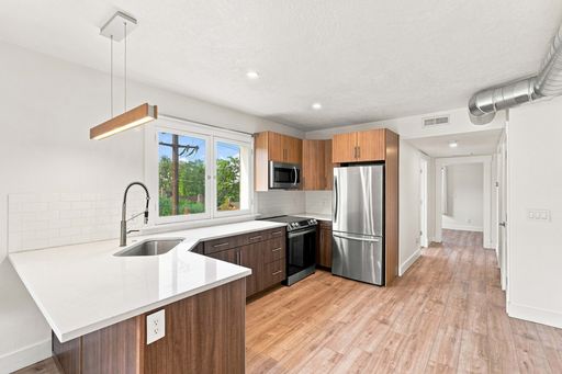 Modern 1-Bedroom Pet-Friendly Apartment with Stainless Steel Appliances, In-Unit Laundry & Parking in Salt Lake City, UT – photo 1
