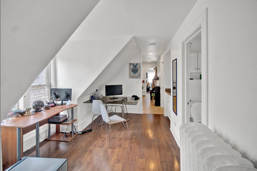 8 Bedroom Northwestern House – photo 1