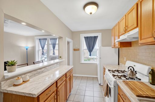 Spacious Pet-Friendly 3-Bedroom Apartment Near Northwestern University with Utilities Included in Evanston – photo 1