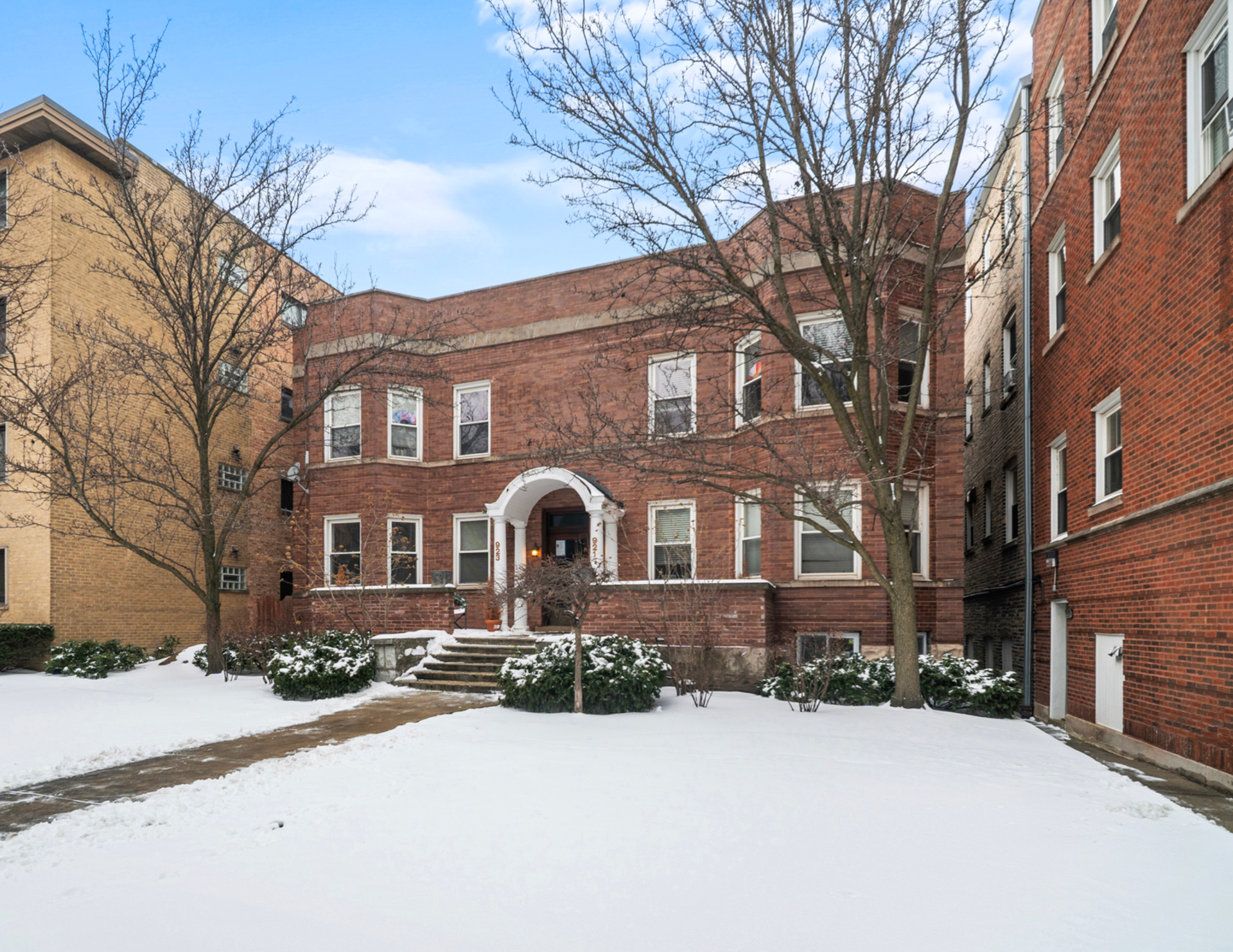 Evanston Apartment: 921 Washington St