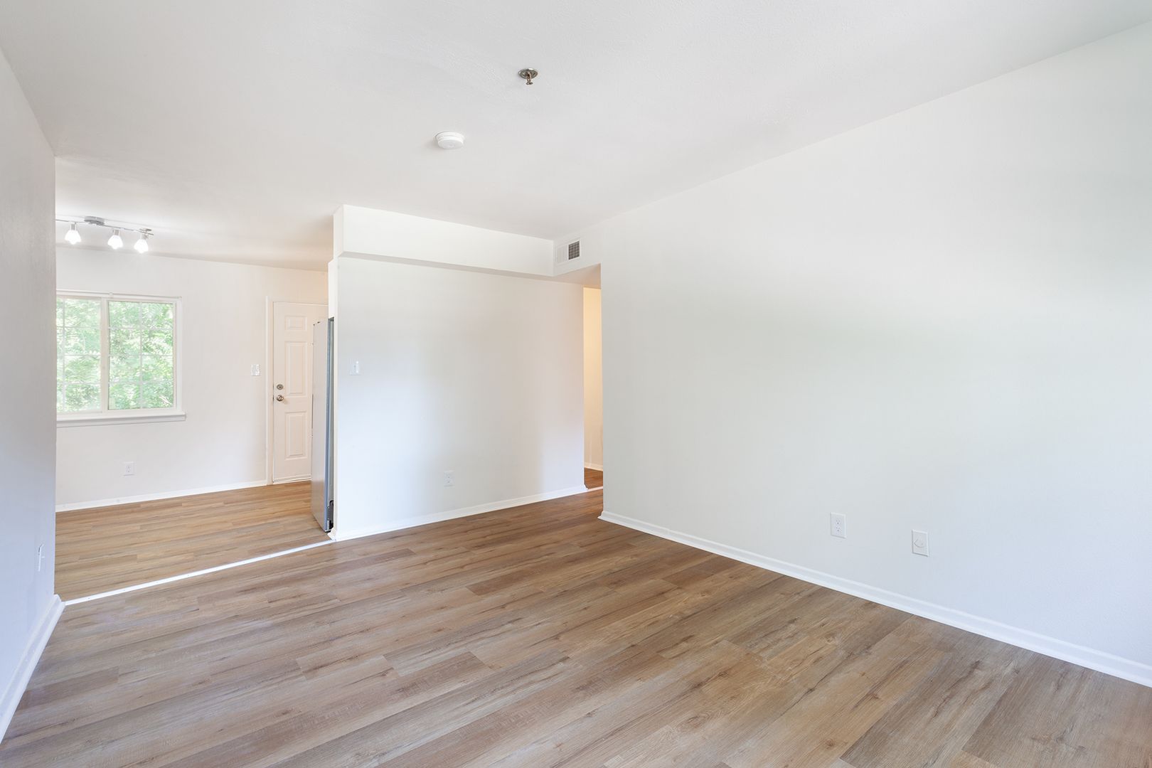 Beautiful, Fully Renovated 1bd/1ba Unit w/ Rear Deck in Ideal Smyrna Location! 6 of 12