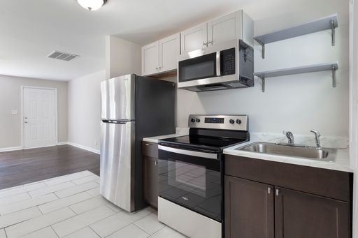 2/1 on Corner Lot w/ Sunroom & Minutes From W. Midtown/Downtown! – photo 1