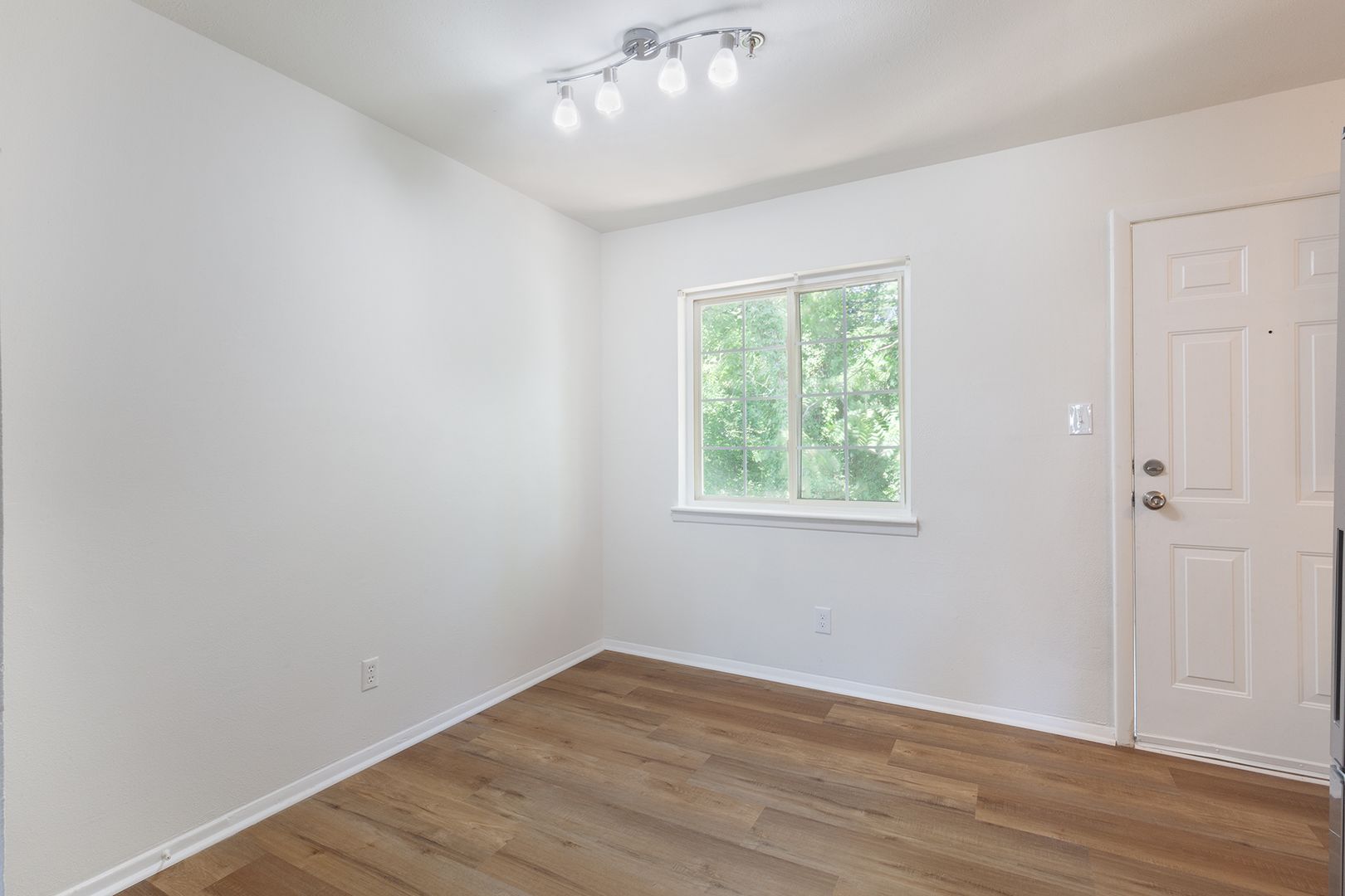 Beautiful, Fully Renovated 1bd/1ba Unit w/ Rear Deck in Ideal Smyrna Location! 7 of 12