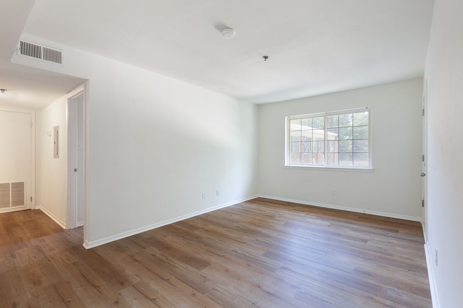 Beautiful, Fully Renovated 1bd/1ba Unit w/ Rear Deck in Ideal Smyrna Location! 5 of 12