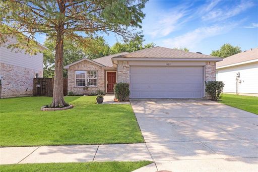 Family Oasis in Anna: Spacious 5-Bedroom Home with Fenced Yard - 1629 Elm Street – photo 1