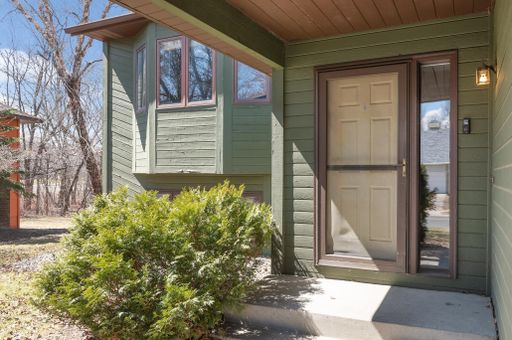 Inviting 5-Bedroom Family Home in Eden Prairie, MN - Perfect for Comfortable Family Living! – photo 1