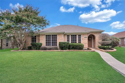 Beautiful 4 Bedroom / 2 Bathroom Family Home with Great Amenities – photo 1