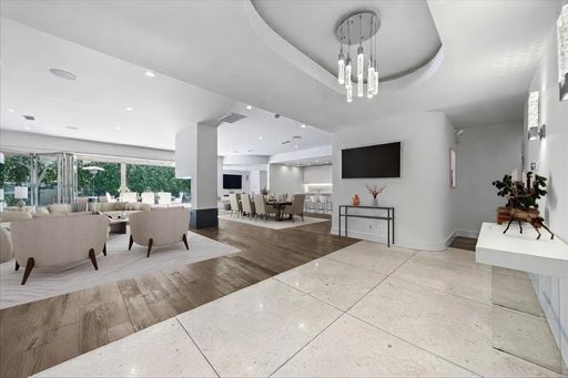 Modern and Spacious Beverlywood Home for Lease – photo 1