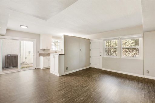 Beautiful One Bedroom Inglewood Apartment! – photo 1