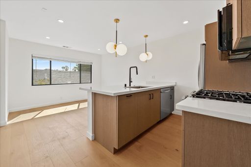 Beautiful One Bedroom Apartment In The Heart of West Hollywood! – photo 1