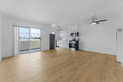 Beautiful Second Floor Apartment With Balcony!
