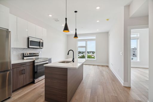 Spacious and bright 2 Bed 2 Bath steps from Nolibs! Now offering 2 months free! Parking available! – photo 1
