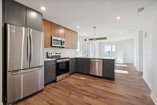 Light filled 2 bed 2 bath in Graduate Hospital! Now offering 2 months free! Rooftop, Gym, and more! – photo 1