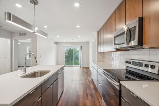 Now offering 2 months free! 2 bedroom, 2 bath apartment with private balcony in Grad Hospital - minutes from UPENN campus! – photo 1