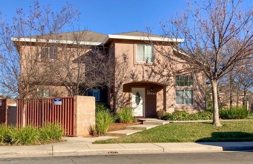 Attractive 2 Bedroom 2.5 Bath Unit in Sought After Neighborhood! – photo 1