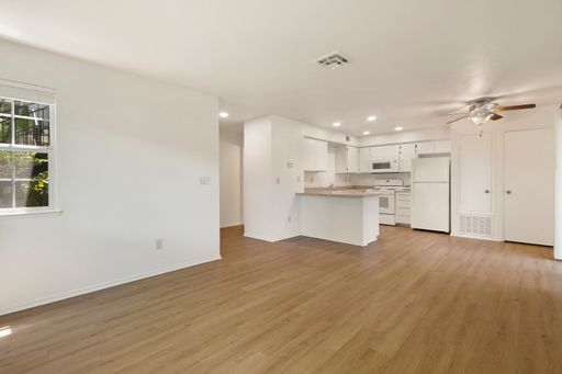 Amanda Place: Elevate Your Lifestyle in Our 1x1 Premium UPGRADES! AVAILABLE NOW! – photo 1