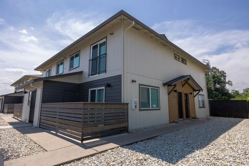 MOVE IN SPECIAL $700 OFF FIRST MONTHS RENT Remodeled Townhouse for Rent in Redding CA | Open Floor Plan, LVP, Utilities Included – photo 1