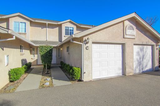 2x1.5 Townhouse In Highly Sought After Location! – photo 1