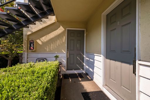 Sign a lease before September 11th and get a $2000 move-in credit Updated 1 bedroom in central Chico! Close to bus lines and resturants! – photo 1