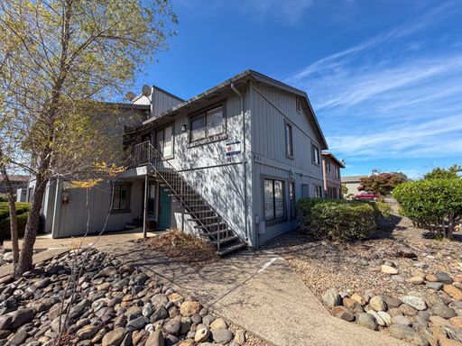 Comfortable 2-bedroom, 1-bath apartment in Redding – photo 1