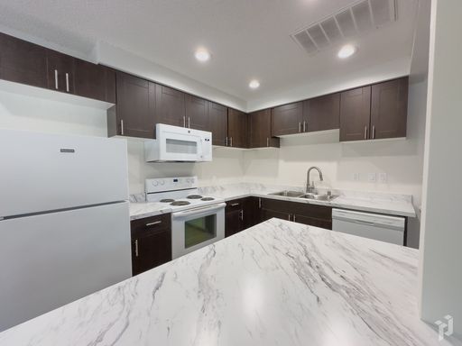 1 Bedroom, 1 bath, Apartment! (Annex) – photo 1