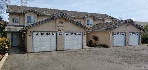 2 Bedroom, 2.5 Bath Townhouse in Prime Location! – photo 1