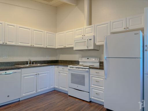 1 Bed 1 Bath with Washer and Dryer Apartment! – photo 1