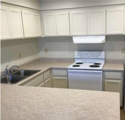 2 bedroom, 1 bathroom unit in park-like setting – photo 1