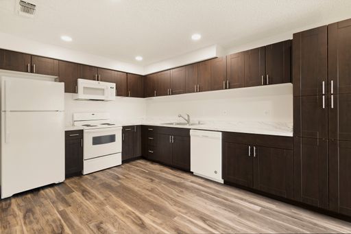 2 Bedroom, 1 Bath + Washer/Dryer Apartment! – photo 1