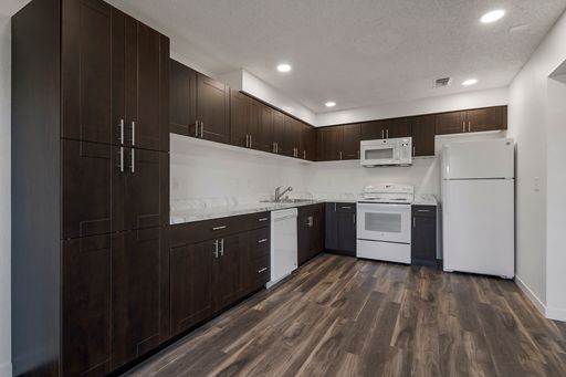 2 Bedroom, 1 Bath Apartment! – photo 1