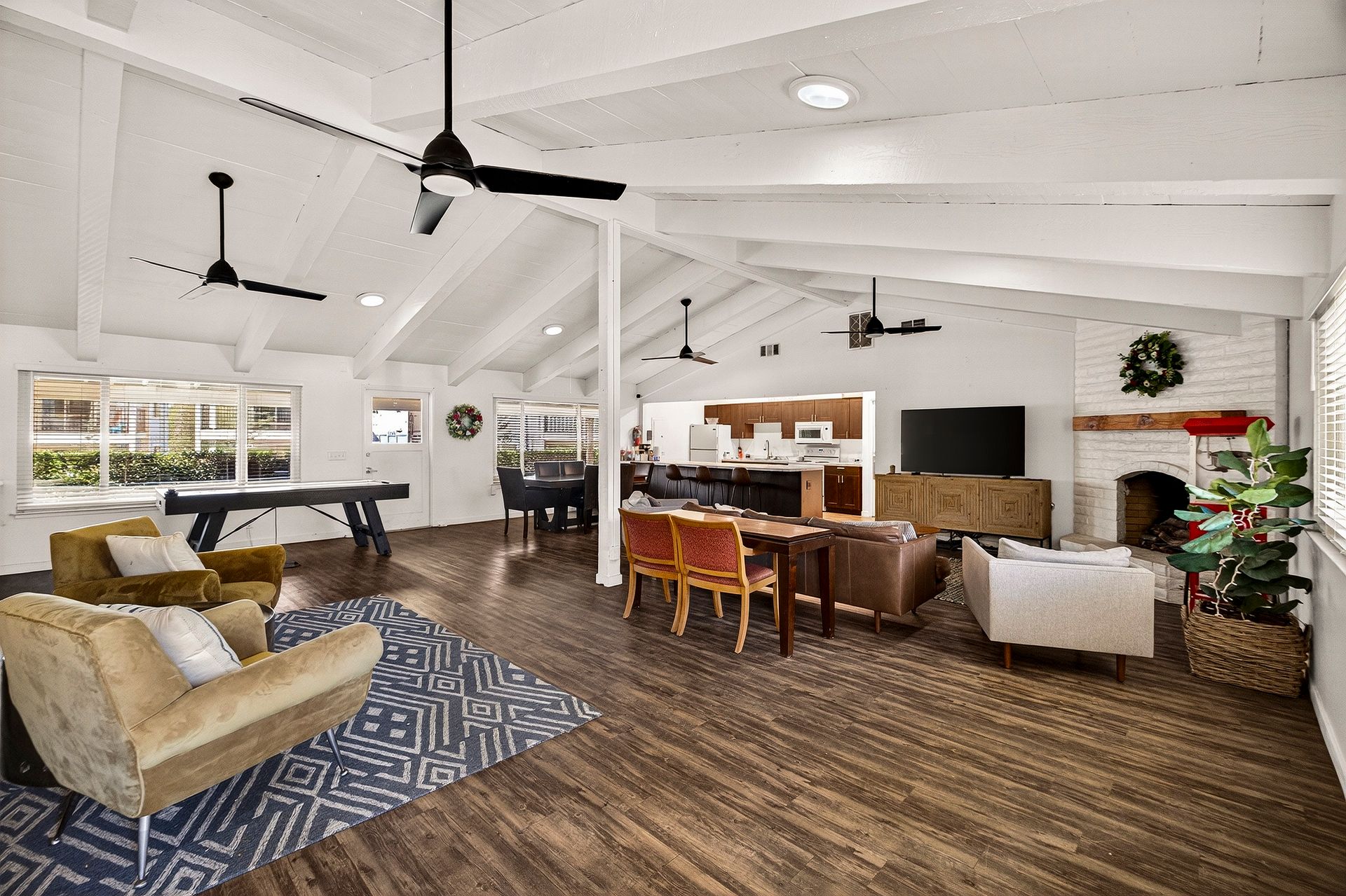 Paradise Apartment: 1220-1230 Elliott Road
