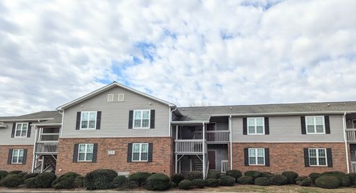 2BR 2BA Newly Updated Upstairs Unit