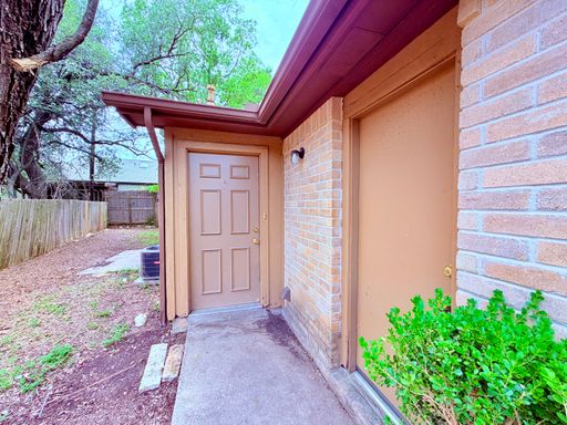 GREAT LOCATION - VERY PRIVATE! – photo 1