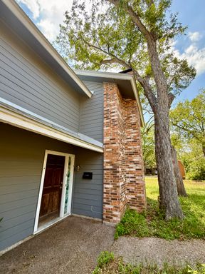 GREAT CENTRAL LOCATION - NEWLY RENOVATED – photo 1