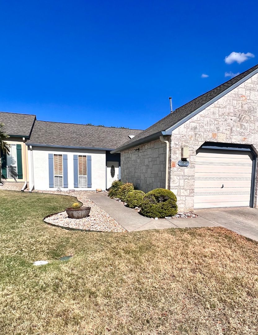 Kerrville Condo: 2021 Balmoral Dr.